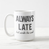 いつも遅れるが待つだけのコーヒーマグに値する コーヒーマグカップ (左)