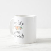 いつも遅れるが、待つ彼女の価値はおもしろいある コーヒーマグカップ (正面左)