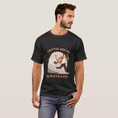 いつも遅刻のトラベル・スカッド面白い皮肉 Tシャツ (正面フル)