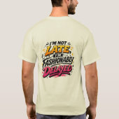 いつも遅刻Tシャツ – おもしろい 幽默Tシャ ー ツ Tシャツ (裏面)