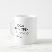 いつも門戸が開いている コーヒーマグカップ (正面左)