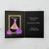 いとこの若い花嫁の付き添い – 紫の衣と花 招待状 (内部)