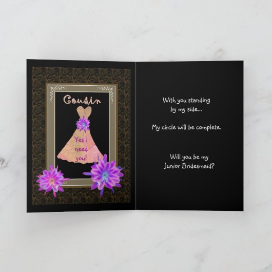 いとこの若い花嫁の付き添い – 紫の衣と花 招待状 (内部)