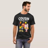 いとこの誕生日クルートラクター納屋周囲の庭ファーム動物 Tシャツ (正面フル)