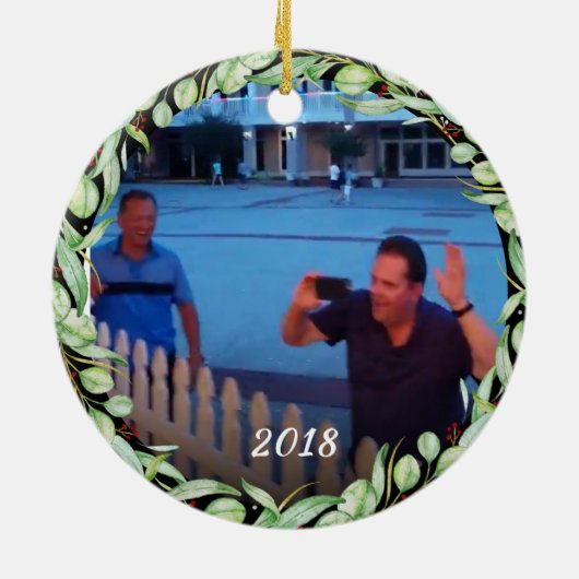 いとこは写真の緑の草木のクリスマスを所有します セラミックオーナメント (裏面)