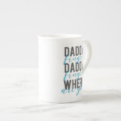 いるところ家族の叙情詩的な歌のおもしろいなお父さん指 ボーンチャイナマグカップ (正面右)