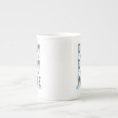 いるところ家族の叙情詩的な歌のおもしろいなお父さん指 ボーンチャイナマグカップ (正面)