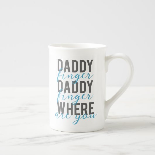 いるところ家族の叙情詩的な歌のおもしろいなお父さん指 ボーンチャイナマグカップ (右)