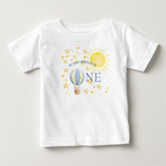 うさぎさん、太陽を一周おめでとう!男の子の1歳の誕生日 ベビーTシャツ (正面)