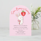 うさぎのステキなバースデー写真、いちばんすてきなのはピンク色の苺のお写真です 招待状 (スタンド正面)