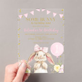 うさぎのピンクの水彩画と野の花のお誕生日お祝い アクリル招待状 (インサイチュ (ポータブル))