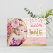 うさぎの女の子の1歳の誕生日写真招待ピンクゴールド 招待状 (スタンド正面)