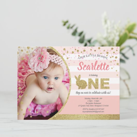 うさぎの女の子の1歳の誕生日写真招待ピンクゴールド 招待状 (スタンド正面)