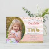 うさぎの女の子の2歳の誕生日写真招待ピンクゴールド 招待状 (スタンド正面)