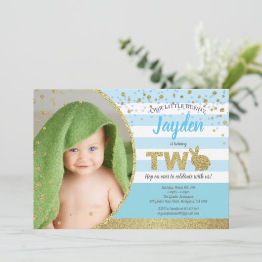 うさぎの男の子の2歳の誕生日写真招待状(青) 招待状 (スタンド正面)