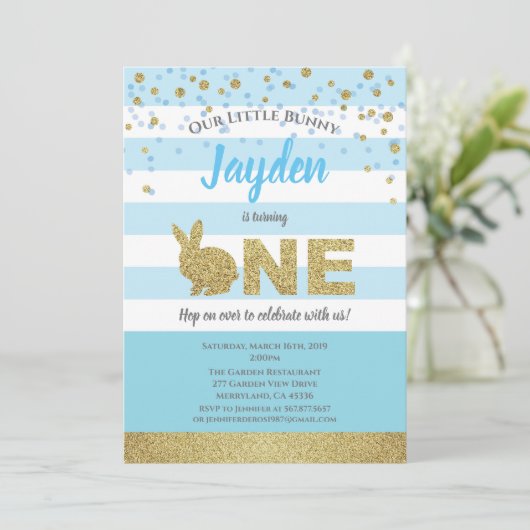 うさぎの男の子 1歳の誕生日招待状 青と金 招待状 (スタンド正面)