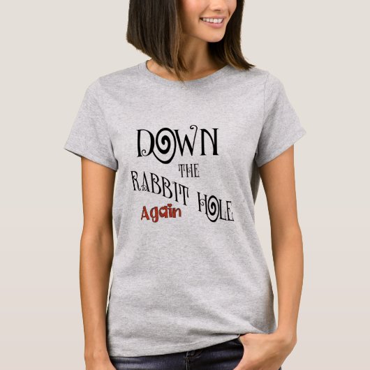 うさぎの穴を再び下へ Tシャツ (正面)
