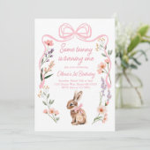 うさぎの1歳の誕生日招待状 ワイルドフラワーとリボン 招待状 (スタンド正面)