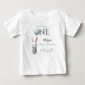 うさぎの1歳誕生日 ブルー ボーイの最初の誕生日 ベビーTシャツ (正面)