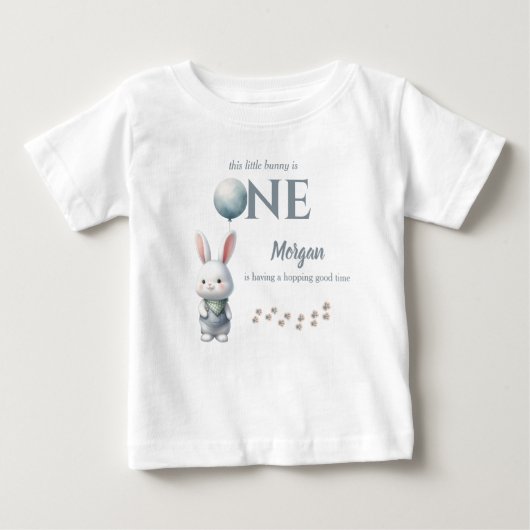 うさぎの1歳誕生日 ブルー ボーイズの初めての誕生日 ベビーTシャツ (正面)