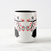 うさぎ中国のと赤い花の正月 ツートーンマグカップ (中央)