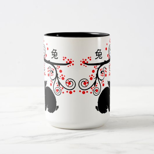 うさぎ中国のと赤い花の正月 ツートーンマグカップ (中央)