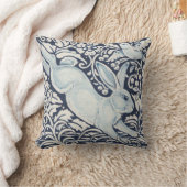 うさぎ、鳥のネイビーブルーフローラ動物 クッション (ブランケット)