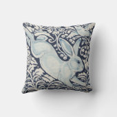 うさぎ、鳥のネイビーブルーフローラ動物 クッション (裏面)