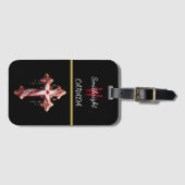 うずまくシンメトリー：壁の赤と白のクロス ラゲッジタグ (正面横)