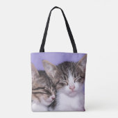 うたた寝している2匹のかわいい子ネコ トートバッグ (裏面)