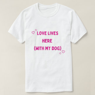 うちに愛が住んでる + 愛犬家ミニマリストデザイン Tシャツ