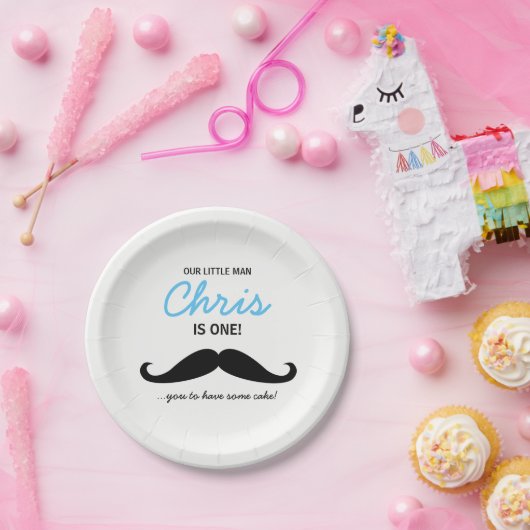 うちの坊や1歳だよ!ヒゲ生やしてるみたいだけどケーキ食べなきゃ ペーパープレート (パーティー)