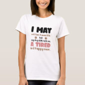 うちの子は人間じゃないけど、犬のおかげで疲れたけど幸せなママ Tシャツ (正面)