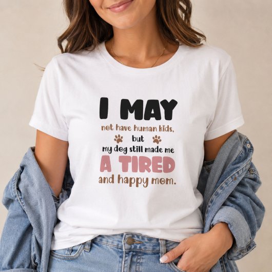 うちの子は人間じゃないけど、犬のおかげで疲れたけど幸せなママ Tシャツ