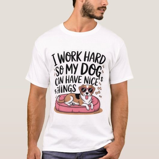 うちの犬が幸せに暮らせるように一生懸命働いてる Tシャツ (正面)
