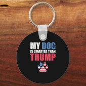 うちの犬はあなたのトランプ大統領より賢い面白いデザイン キーホルダー (正面)