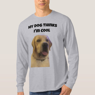 うちの犬は僕のことをカッコいいと思っている Tシャツ