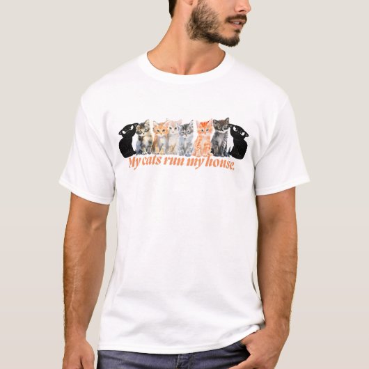 うちの猫に頭が上がらない - 面白い猫のデザイン Tシャツ (正面)