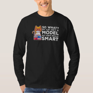 うちの猫はモデルじゃないけど賢いかわいい動物 Tシャツ