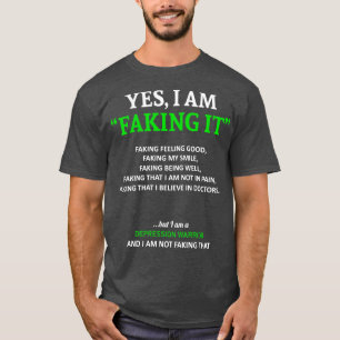 うつ病の認識度私はこの家族でそれを偽っている Tシャツ