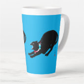 うなり声を上げる黒日本の猫 カフェラテマグ (右アングル)