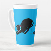 うなり声を上げる黒日本の猫 カフェラテマグ (左アングル)