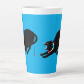 うなり声を上げる黒日本の猫 カフェラテマグ (正面)