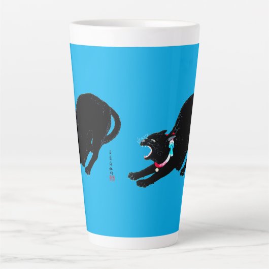 うなり声を上げる黒日本の猫 カフェラテマグ (正面)