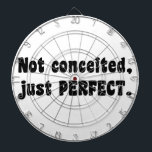 うぬぼれていないだけで完璧 ダーツボード<br><div class="desc">あなたユーモアのある自身の事を人々に知らせるた感じめのスローグ。:)</div>