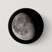 うねくねった月 缶バッジ (正面)