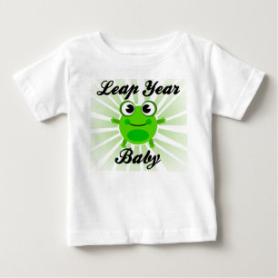 うるう年のベビー、かわいい緑カエルのベビーのTシャツ ベビーTシャツ