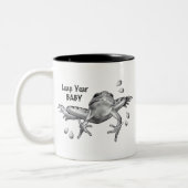 うるう年のベビー: 鉛筆のカエルの跳躍 ツートーンマグカップ (左)