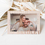 うれしそうなニュース |写真の日付の保存 箔招待状<br><div class="desc">共有これらの婚約のニュースを保存エレガントは、クラシックレタリングの隅に配置された名前を付けた水平または景観向きの写真を搭載した日付カードを保存し、写真を少し重ね、紙の端を過去に拡張して外観をモダン見る。詳細の両側に沿っカスタムた2行の文字文字でパーソナライズ結婚し、反対側に追加のフィールドを表示する。</div>