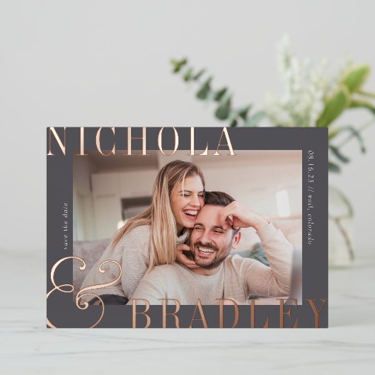 うれしそうなニュース |写真の日付の保存 箔招待状 (立ち正面)